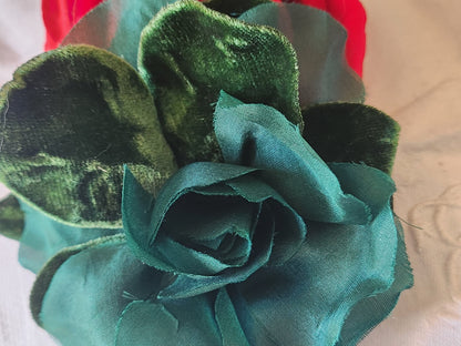 Grosse fleur ancienne vert  montée sur broche velours 11,5 cm  T0-17