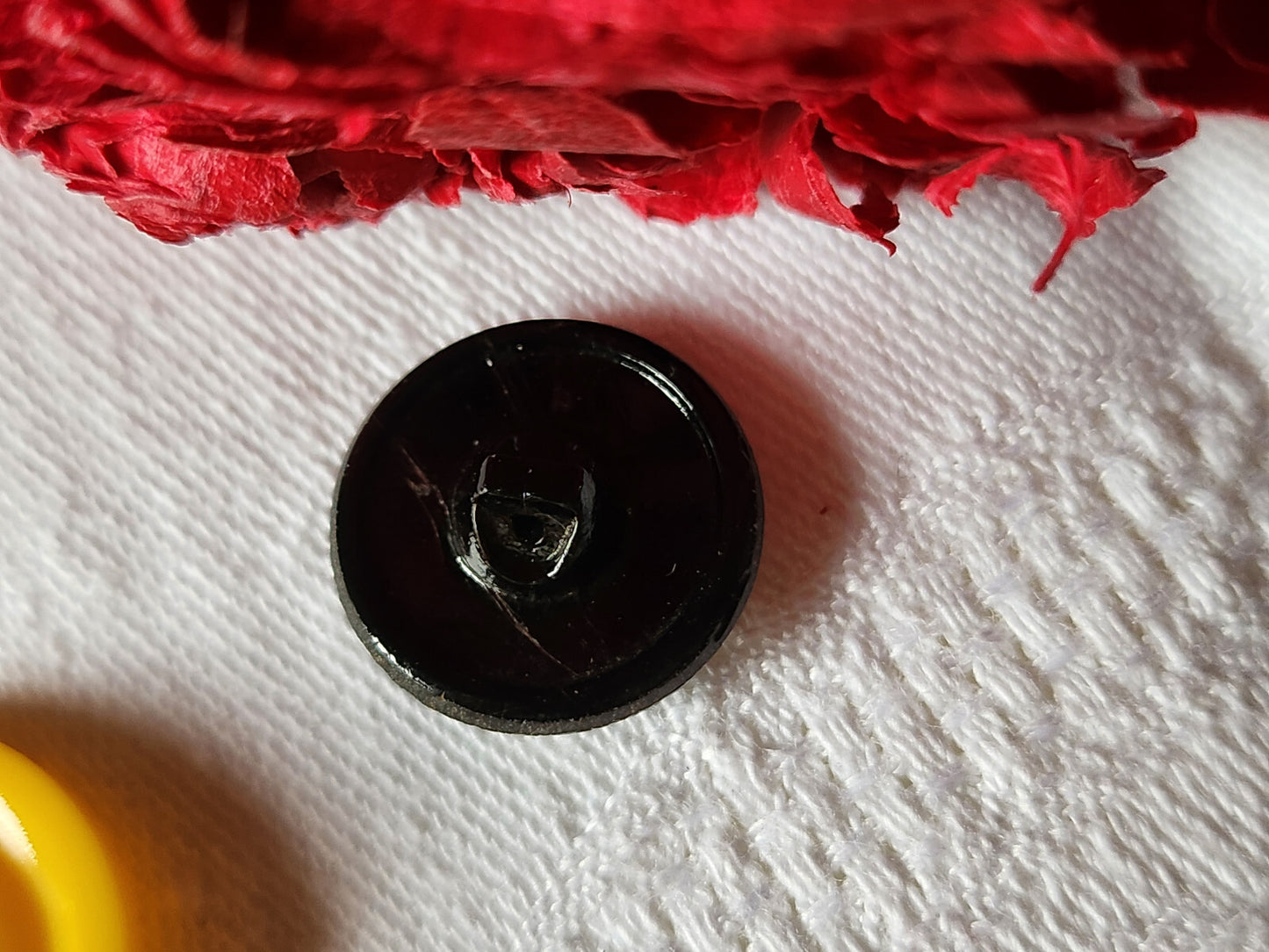 Bouton ancien en verre noir peint fleur 1,8 cm G10B
