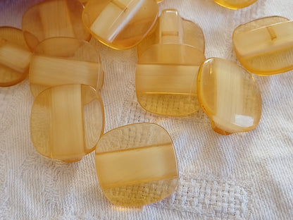 Lot 6  boutons vintage jaune beige à pied carré 2,2 cm ref 6456