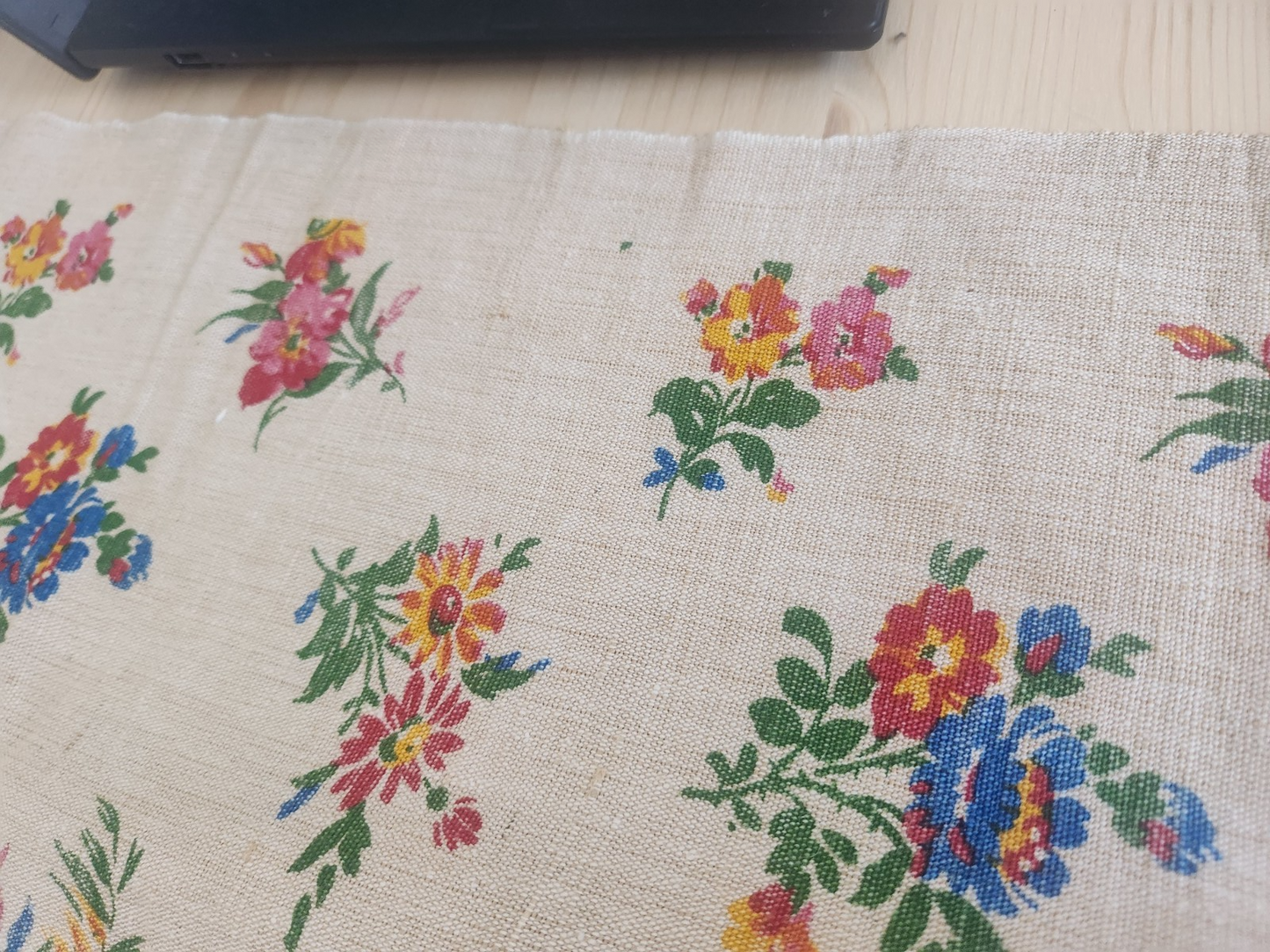 Ancien coupon de tissu lin fleur imprimé 59 cm sur 74 cm B5