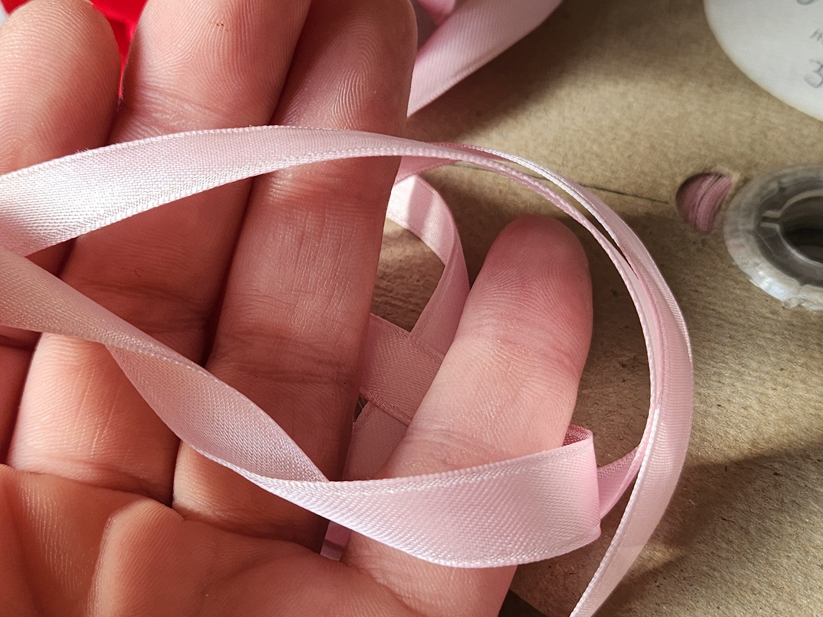 Ruban fin ancien rayonne rose 5 mètres sur 1 cm soie artificielle A4 n°33