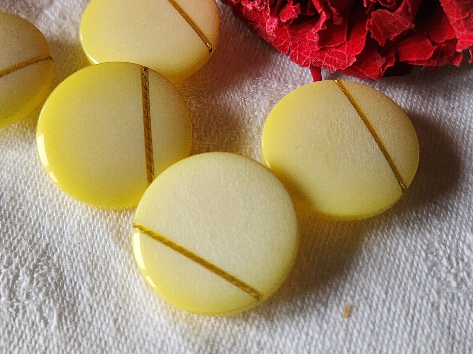Lot 5 jolis boutons vintage jaune inclusion doré 2,3 cm pied ref 842