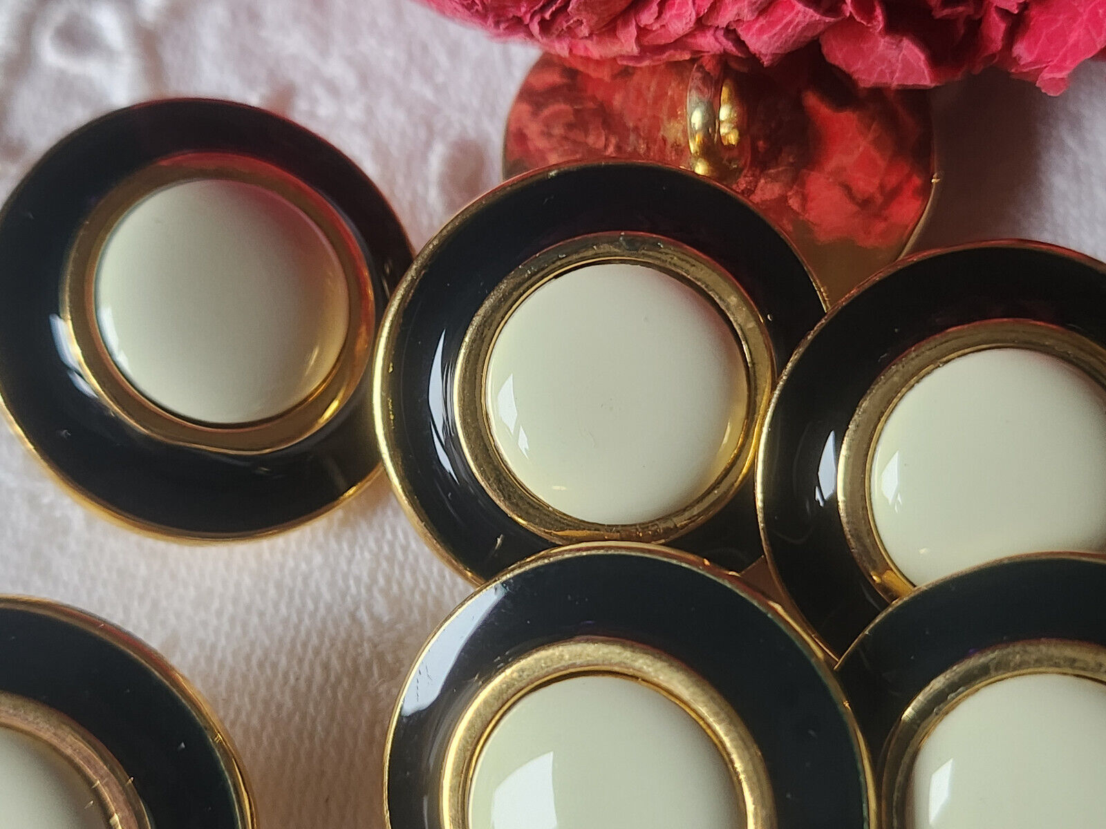 Lot 6 gros boutons vintage en metal émaillé creme noir 2,7 cm lourd ref 1348