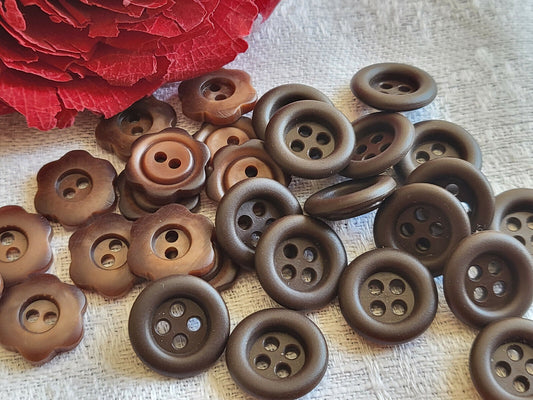 Lot 28 petits boutons vintage marron fleur panaché 2 séries 1,3 /1,4 cm ref 5469