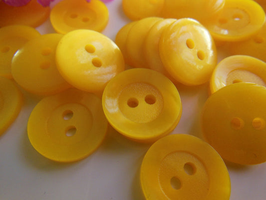 Lot 30 petits boutons vintage jaune 2 trous  1,3 cm ref 162