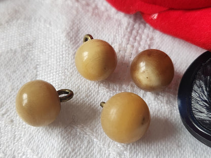 Lot 4 boutons anciens beige grelot pied metal 1/1,1 cm D6D