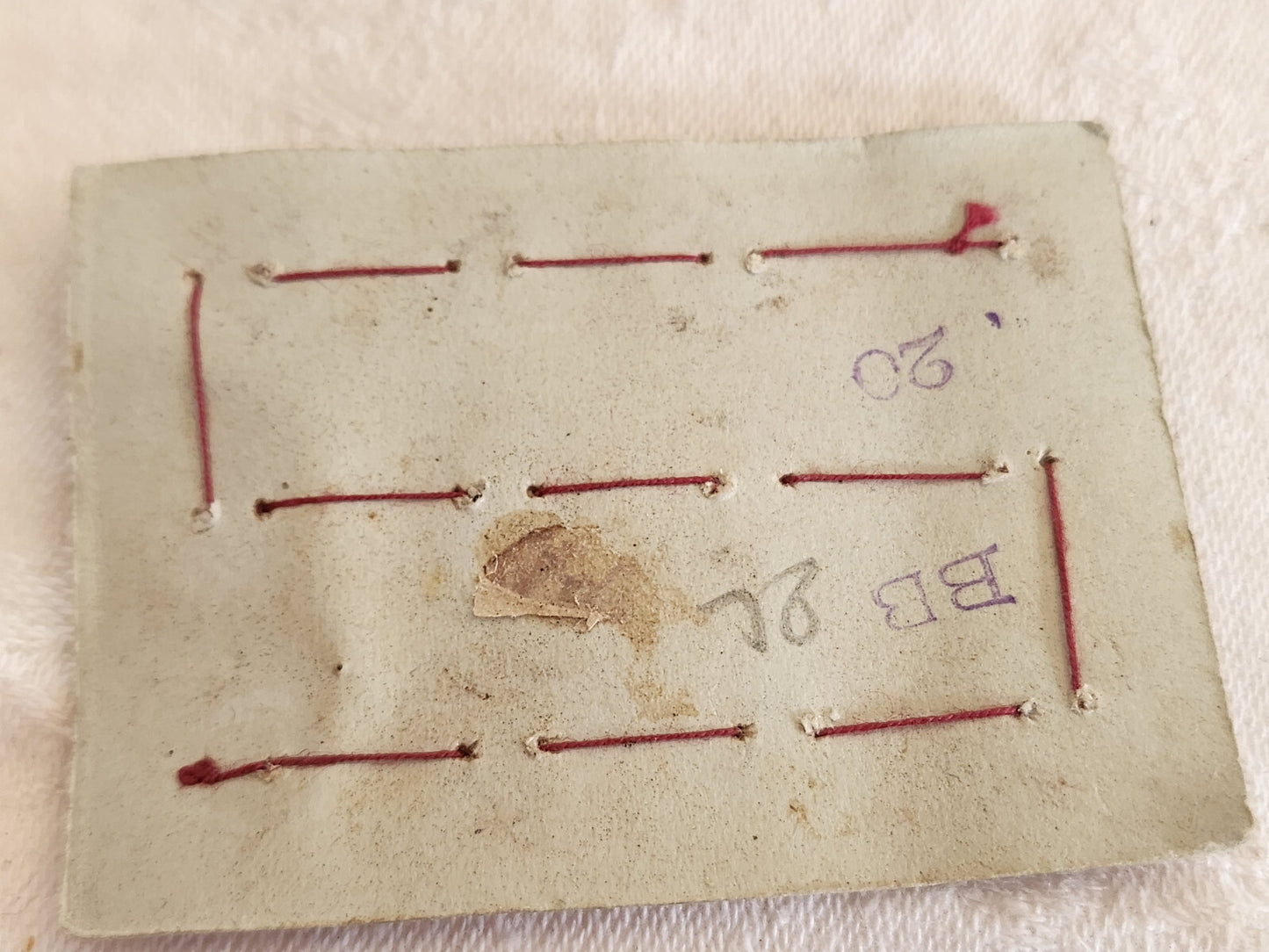 Rare petite plaque boutons anciens en nacre  1,2 cm  lot de 12 n°2l