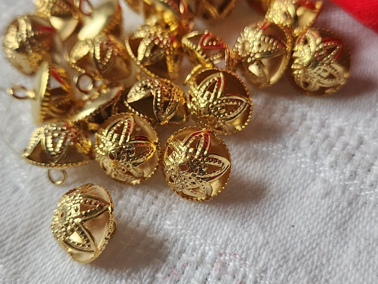 Lot 12 boutons vintage en metal dentelle hyper leger grelot 1,1 cm ref 2421