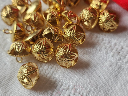 Lot 12 boutons vintage en metal dentelle hyper leger grelot 1,1 cm ref 2421
