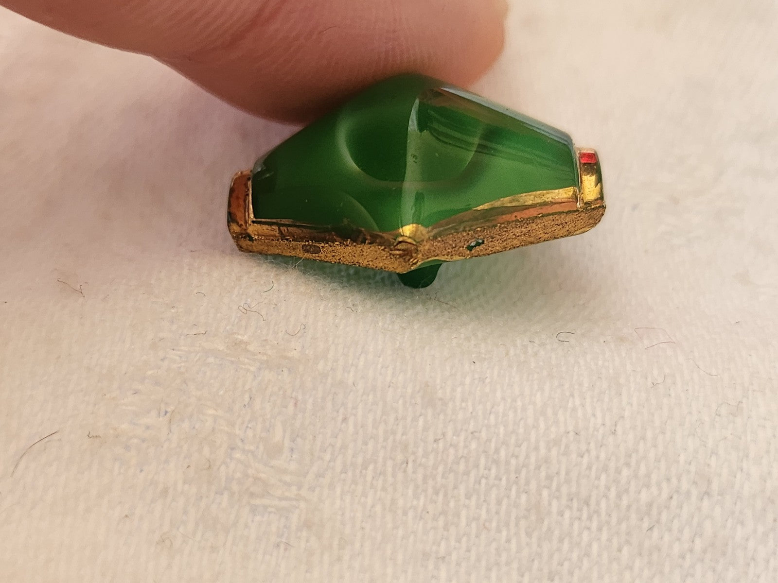 bouton ancien en verre laiteux vert 2,1 sur 1,7 cm D8K