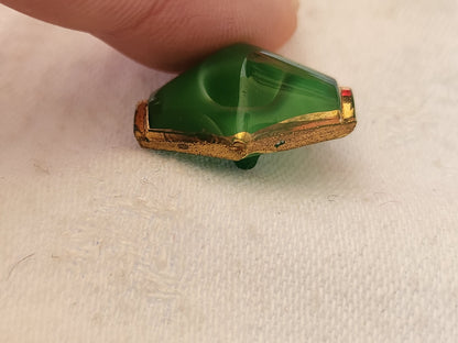 bouton ancien en verre laiteux vert 2,1 sur 1,7 cm D8K