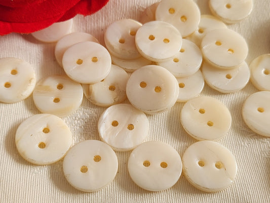 Lot 12 boutons vintage en nacre blanc 2 trous  1,8 cm ou 18 mm ref 6299 ***