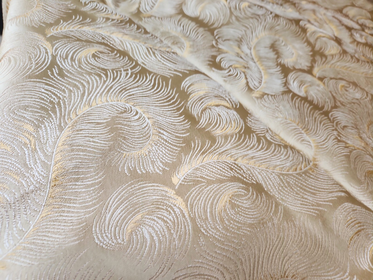 Tissu vintage soyeux beige motif plume broché? 1 m 70 sur 1 m 30 B4