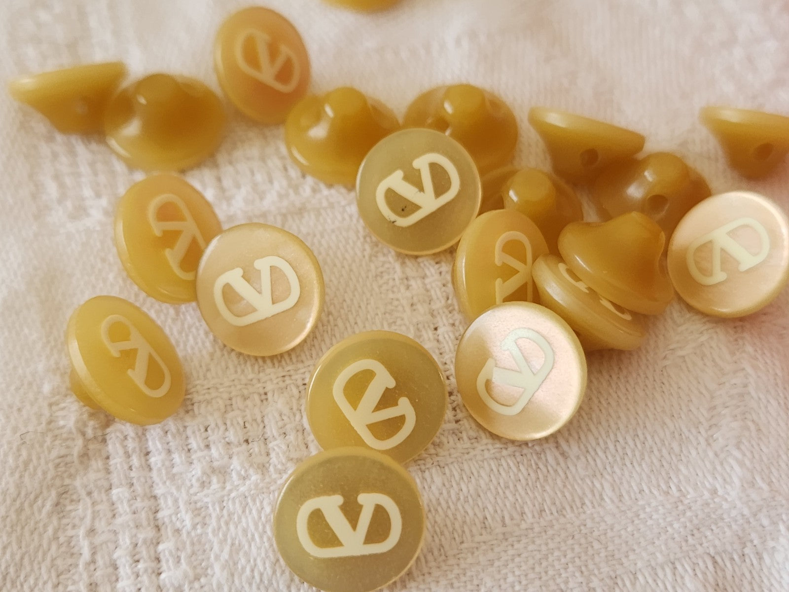 lot 18 petits bouton vintage beige/marron valentino? pied 1,1 cm ref 6434