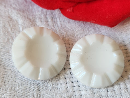 Duo gros boutons anciens en verre blanc travaillé 2,3 cm D18B