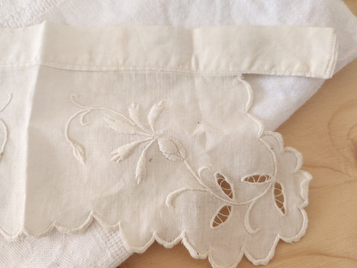 Petit col ancien bébé? emmanchure? broderie fleur plumetis T1-25