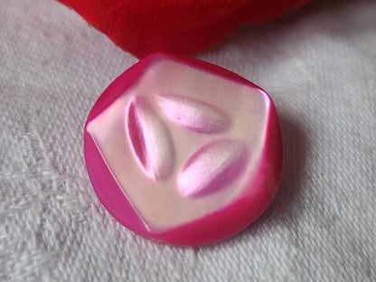 Bouton en nacre rose flashy travaillé pied 2,2 cm D16C