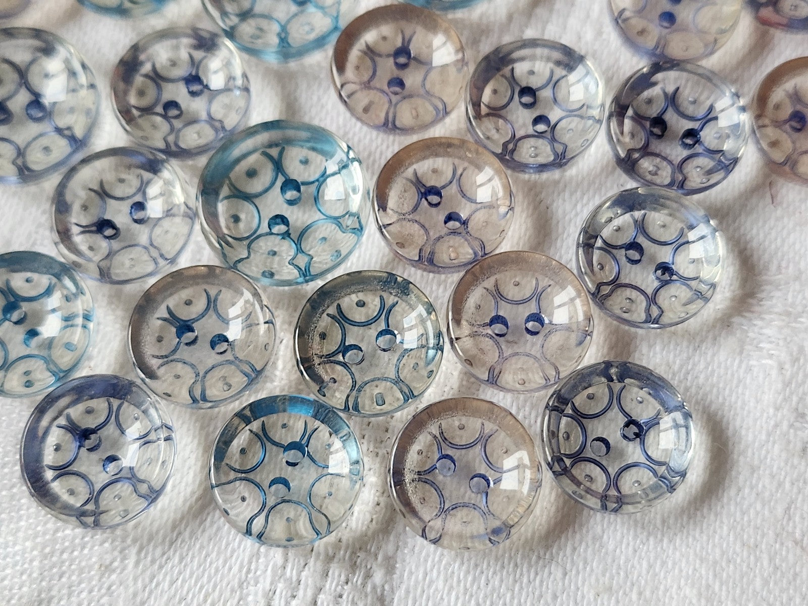 Lot 32 boutons anciens lucite tons bleu motif panaché 1,2 à 1,5 cm ref 2353
