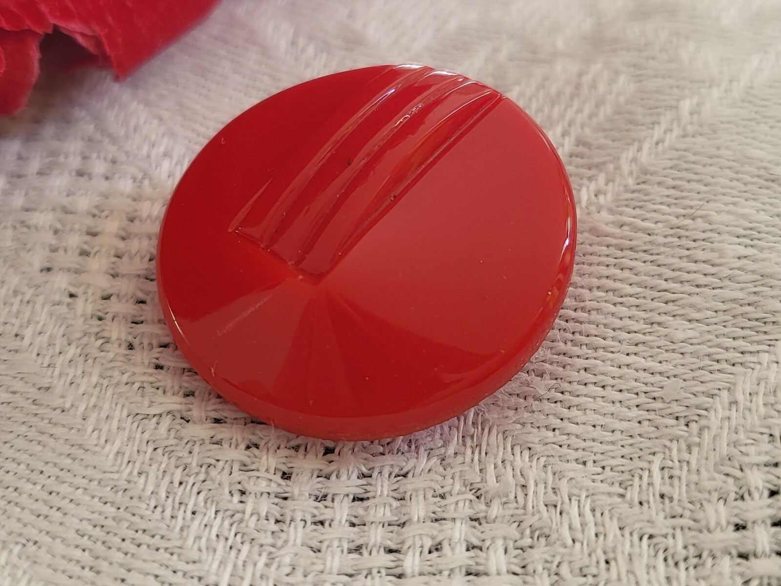 Bouton ancien en verre  rouge relief travaillé  diamètre: 2,1 cm G3O
