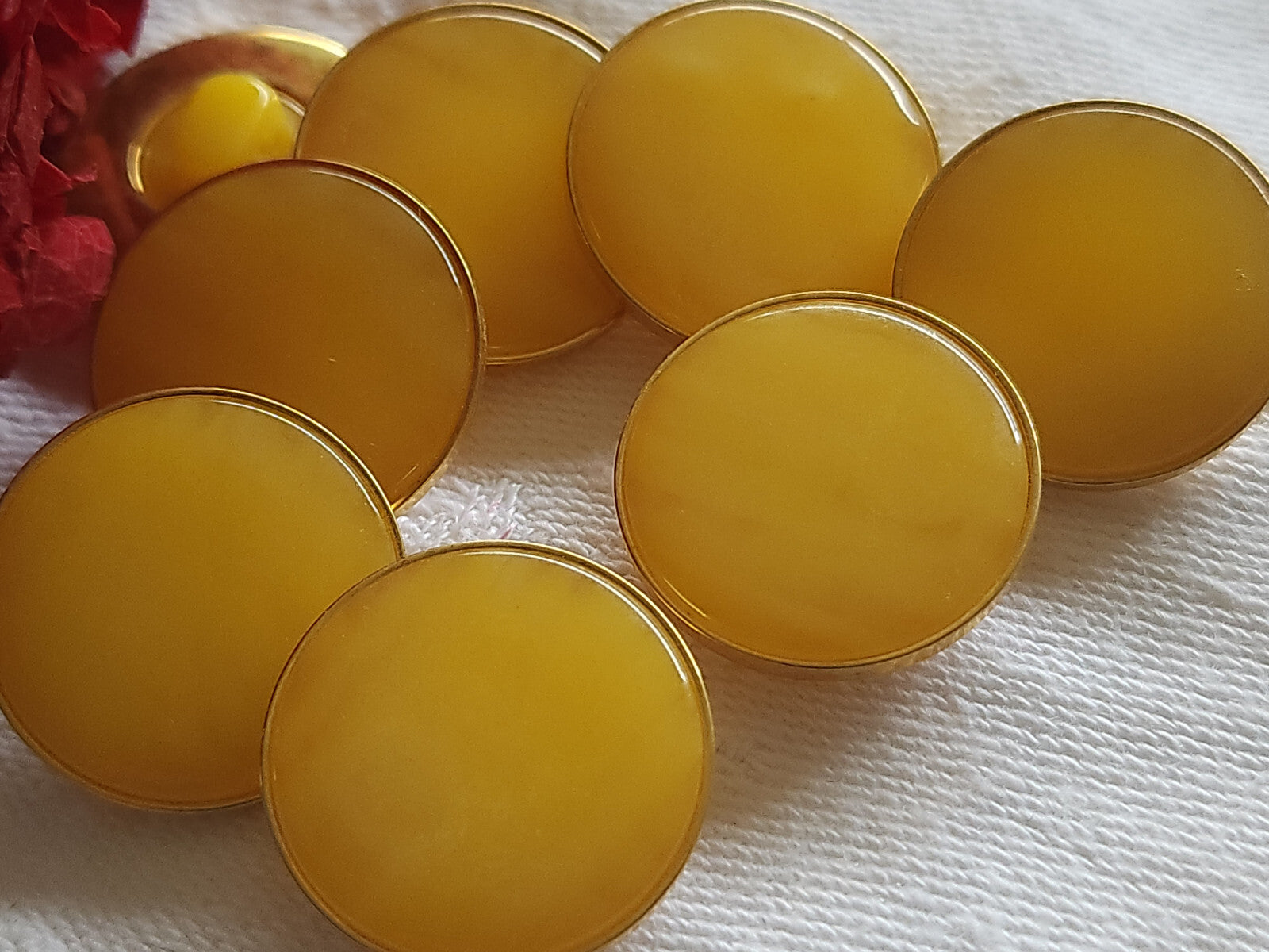 Lot 8  boutons vintage jaune doré bord métal pied 2 cm ref 5095