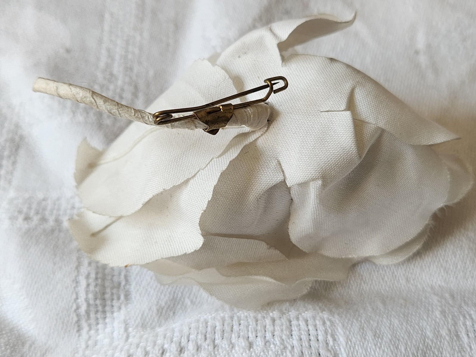 Fleur ancienne  sur broche blanche modiste chapeau  8,5 cm T0-11
