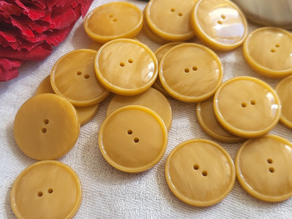 Lot 19 boutons anciens Camel/jaune  2 trous diamètre 2,1 cm ref 2026