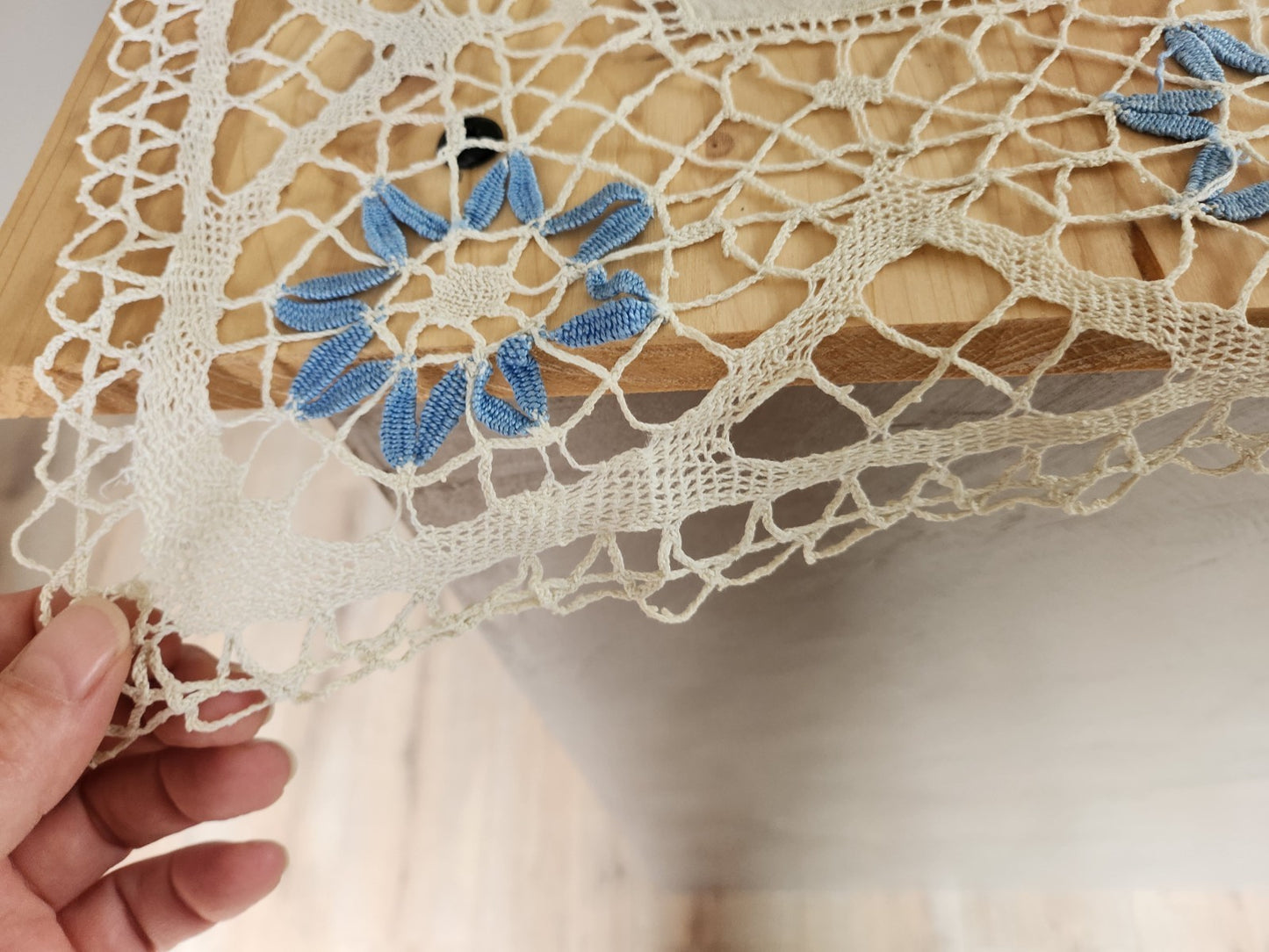 Large bordure ancienne grise lin dentelle bleu broderie à détourner ou recup B3