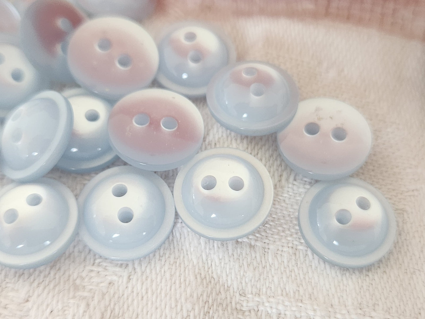 Lot 21 petits boutons vintage bleu lumineux 1,1 cm ref 5954