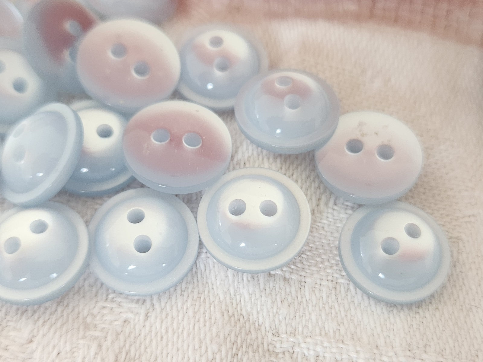 Lot 21 petits boutons vintage bleu lumineux 1,1 cm ref 5954