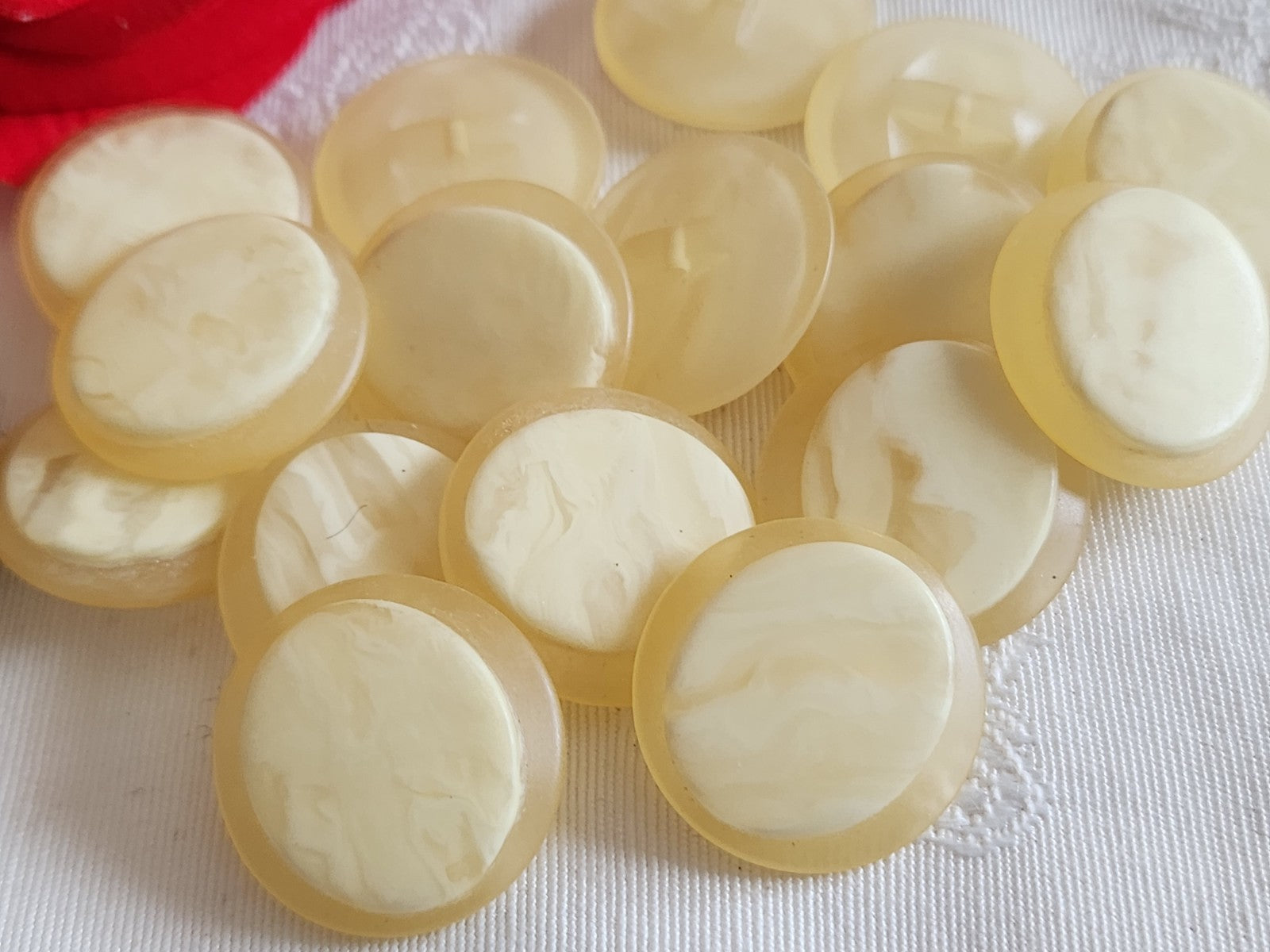 Lot 8 boutons vintage creme mat jaune pied 22 mm ou 2,2 cm ref 6389
