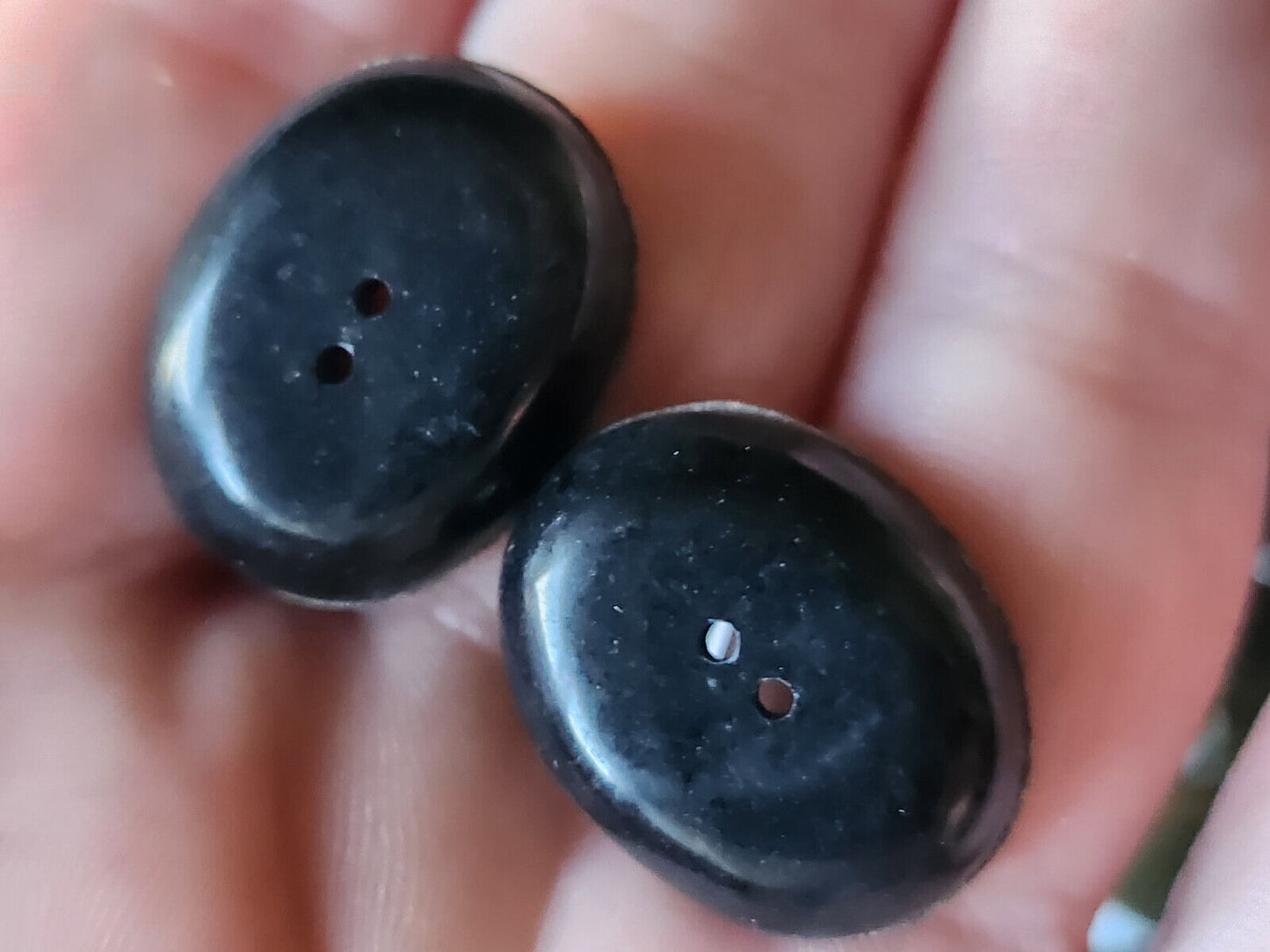 Collection duo boutons anciens nacre et resine  1,7 sur 2,2 cm D9T