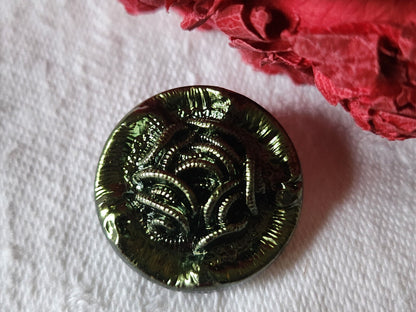 Joli bouton ancien en verre vintage vert metallisé 2,1 cm G16D