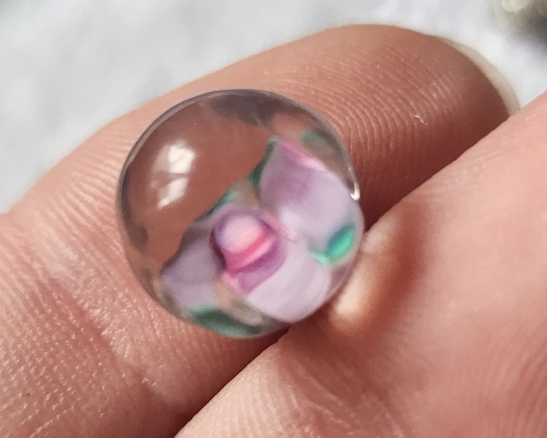 Ancien bouton en verre boule inclusion d'une fleur rose 1,2 cm D16B