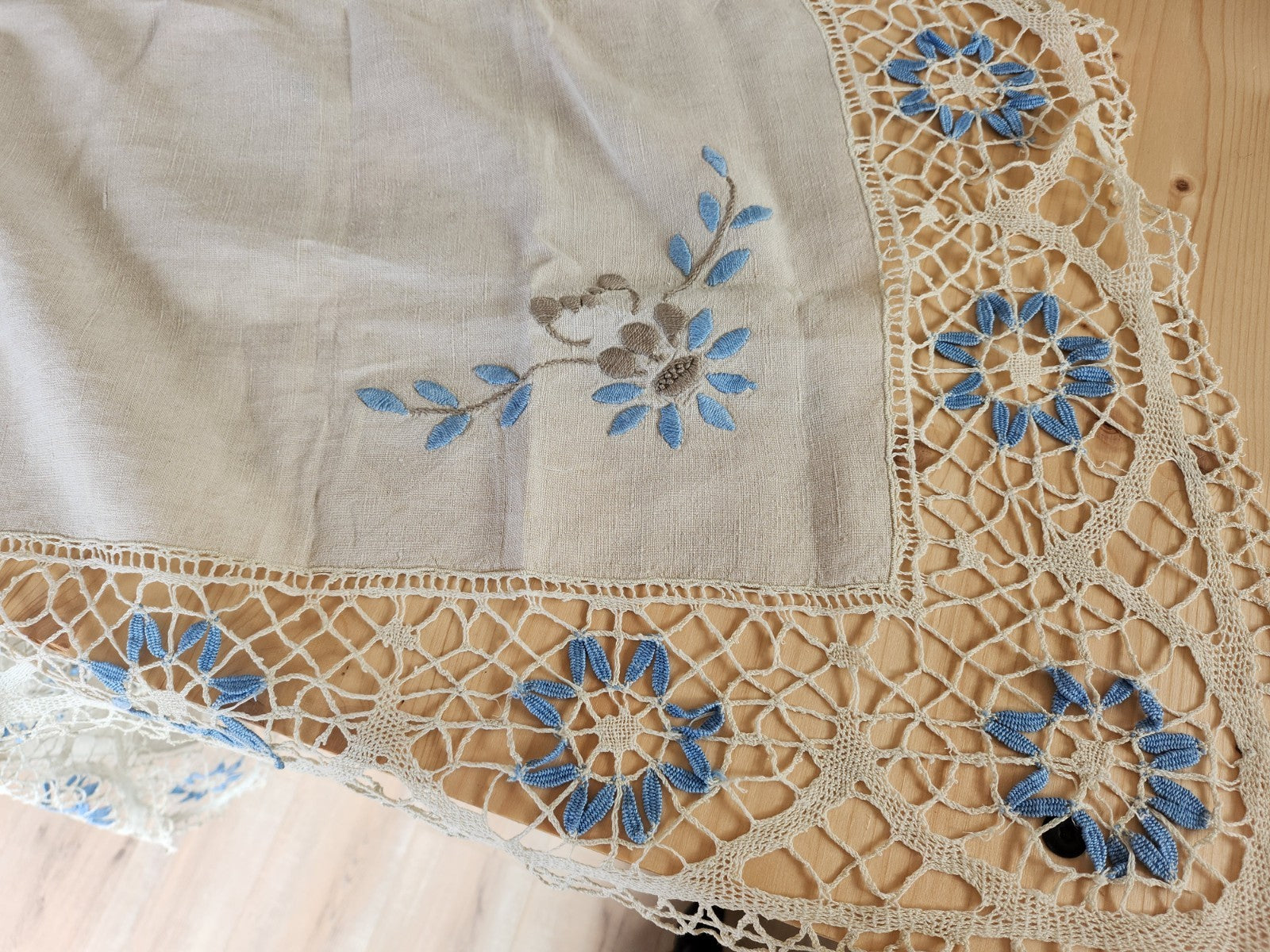 Large bordure ancienne grise lin dentelle bleu broderie à détourner ou recup B3