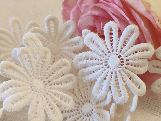 Lot 5 anciennes applications vintage fleur blanche diamètre 5,5 cm A2