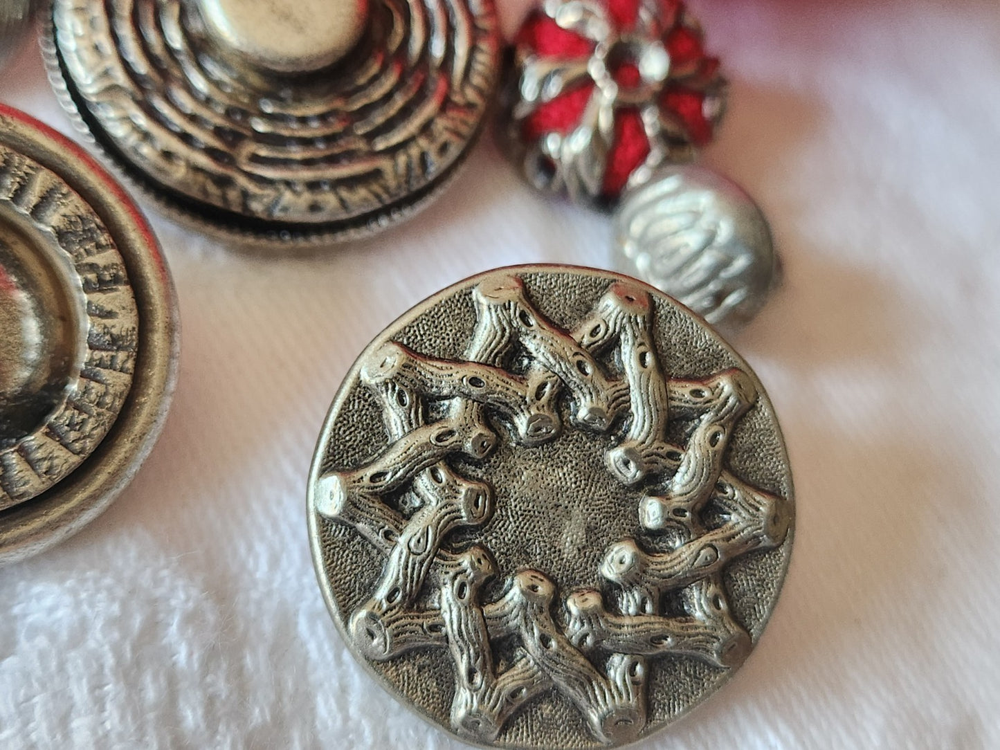 Lot 8 boutons vintage en métal argenté 0,9 à 2,4 cm ref 6033
