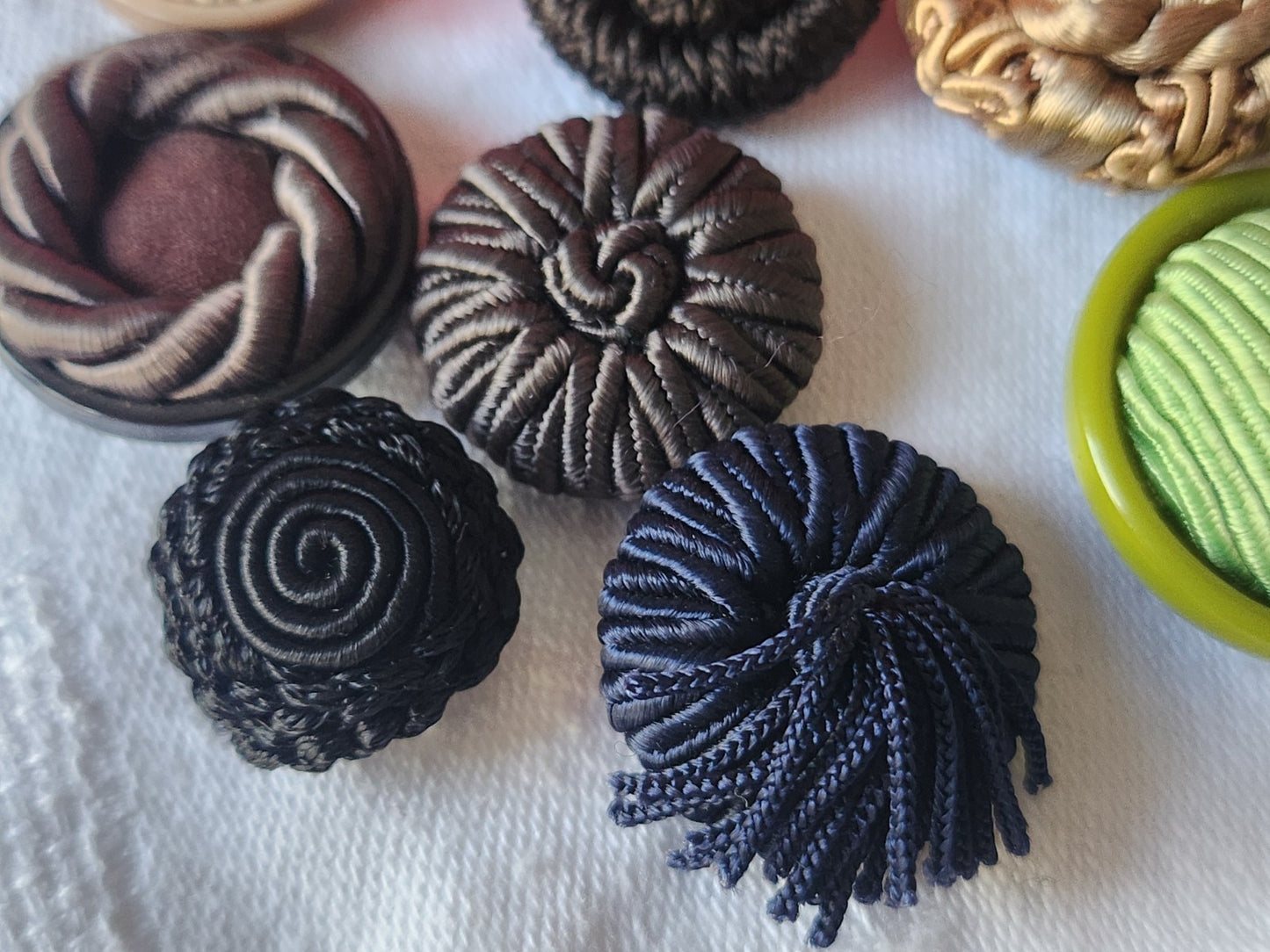 Lot 8 boutons anciens/vintage en passementerie 1,7 à 2,6 cm panaché  ref 3934