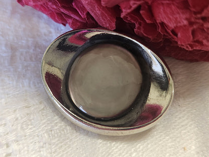 Original bouton vintage ovale cabochon en nacre oeil 2,2 sur 2,8 cm ref 205