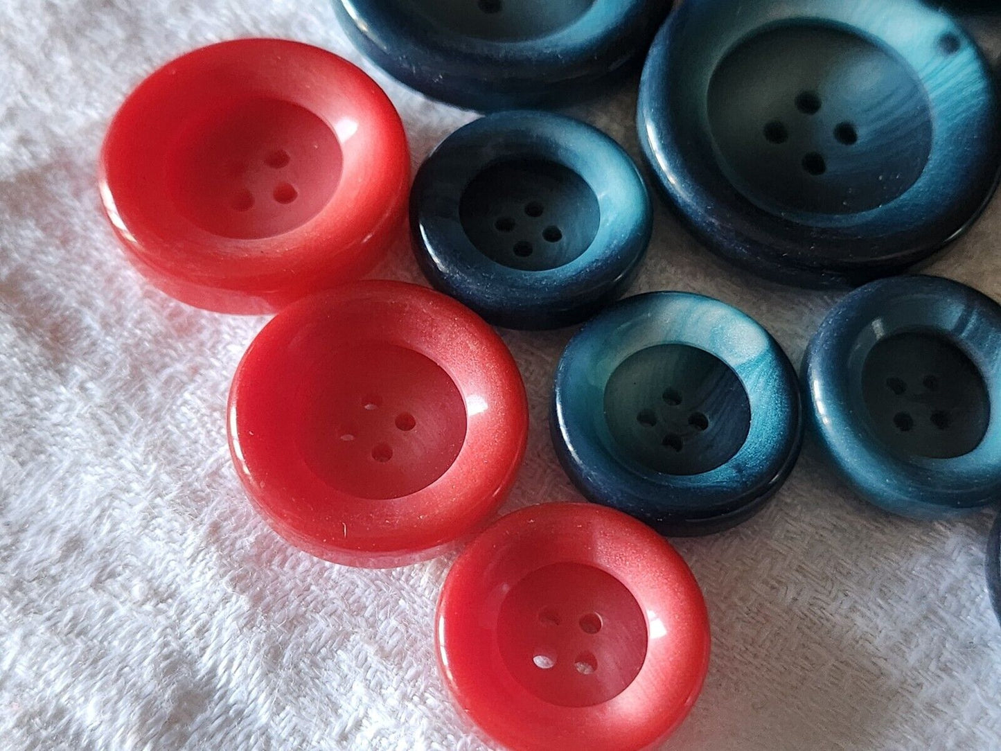 Lot 12 boutons vintage panaché mm modéle rouge bleu 1,7 à 2,8 cm ref 4767
