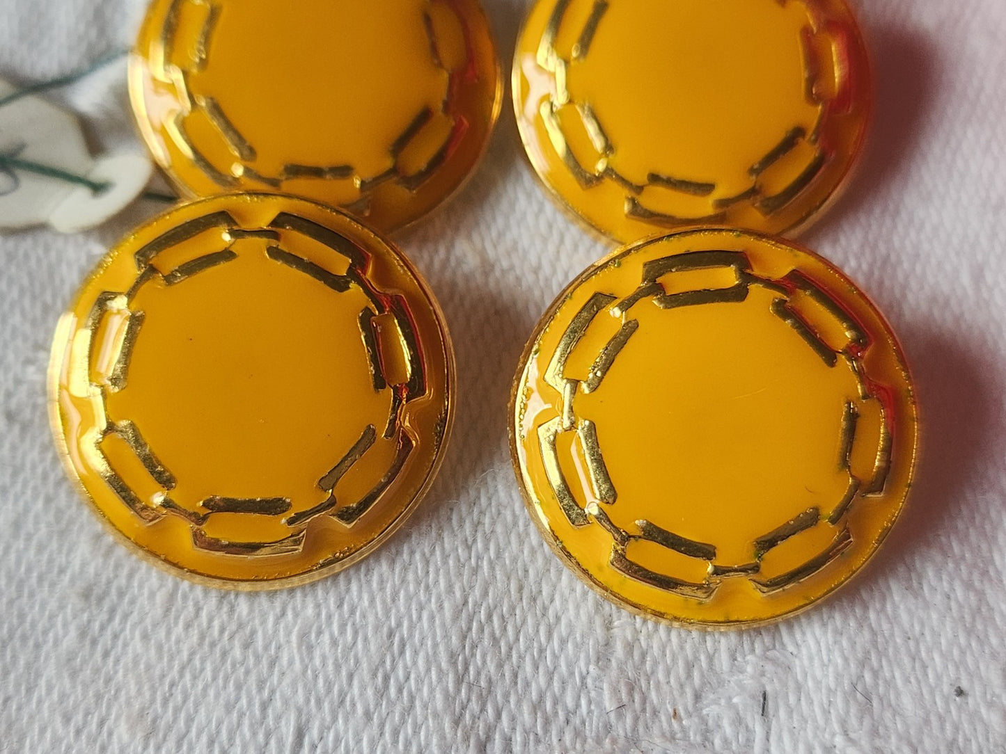 Lot 4  boutons vintage en métal jaune hyper léger 2,1 cm ref 143