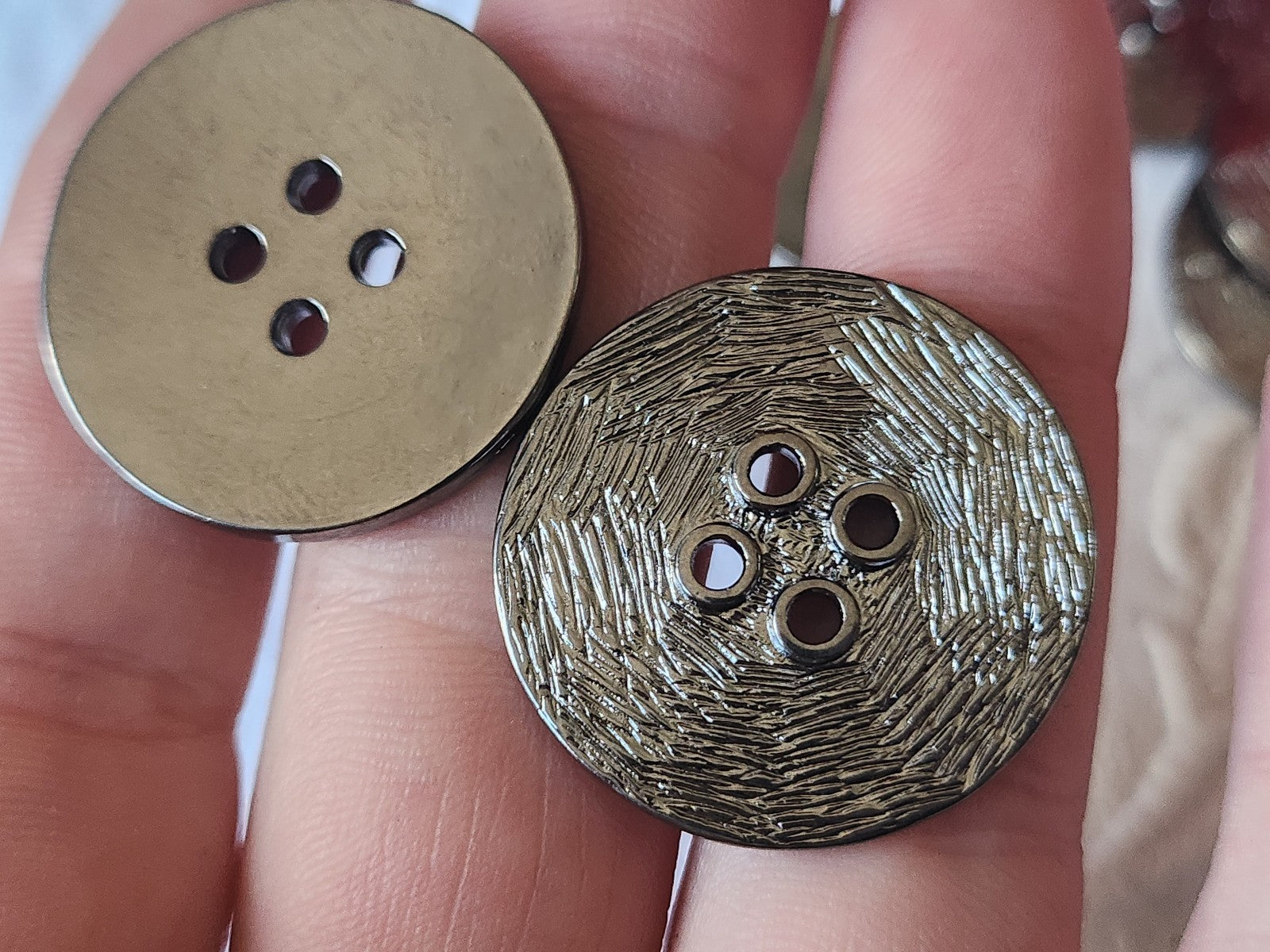 lot 8 gros boutons vintage en métal argenté trous 2,8 cm ref 2308