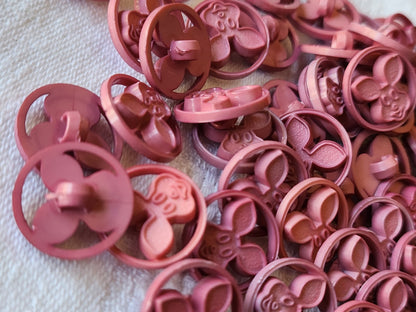 Lot 51 boutons rose lapin decoupis fond d'atelier 1,5 cm ref 4973