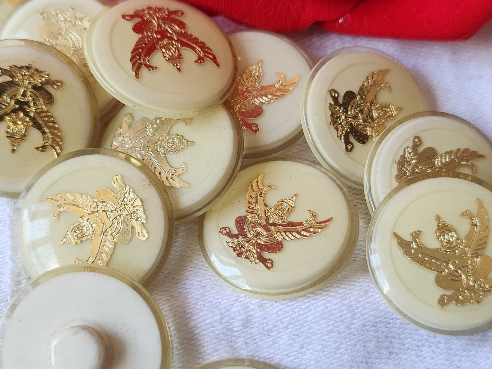 Lot 6 boutons vintage créme à pied inclusion doré bouddha pied  2,3 cm ref 3800