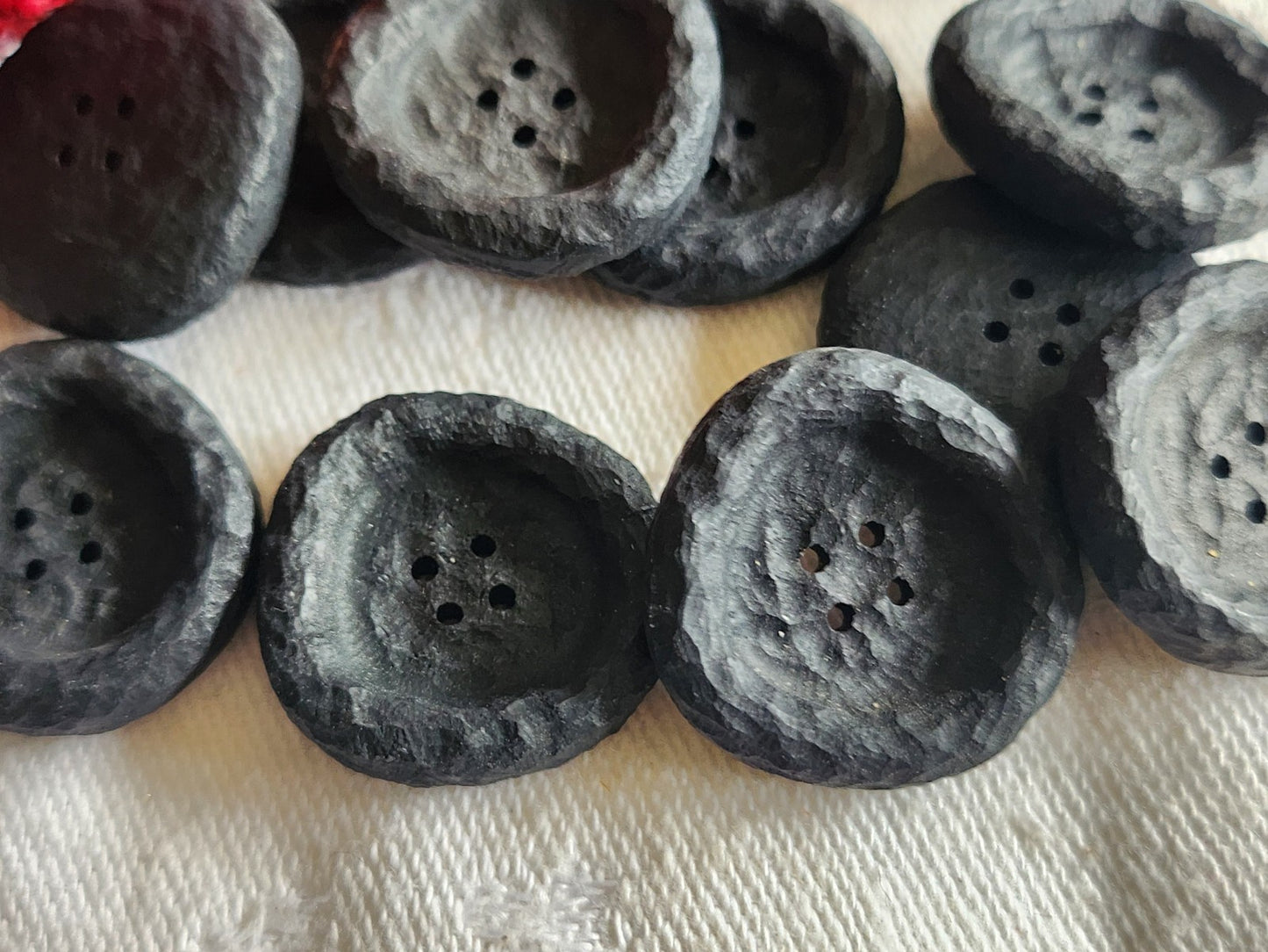 Lot 12 boutons vintage noir mat texturé 2,1 cm trous ref 1150