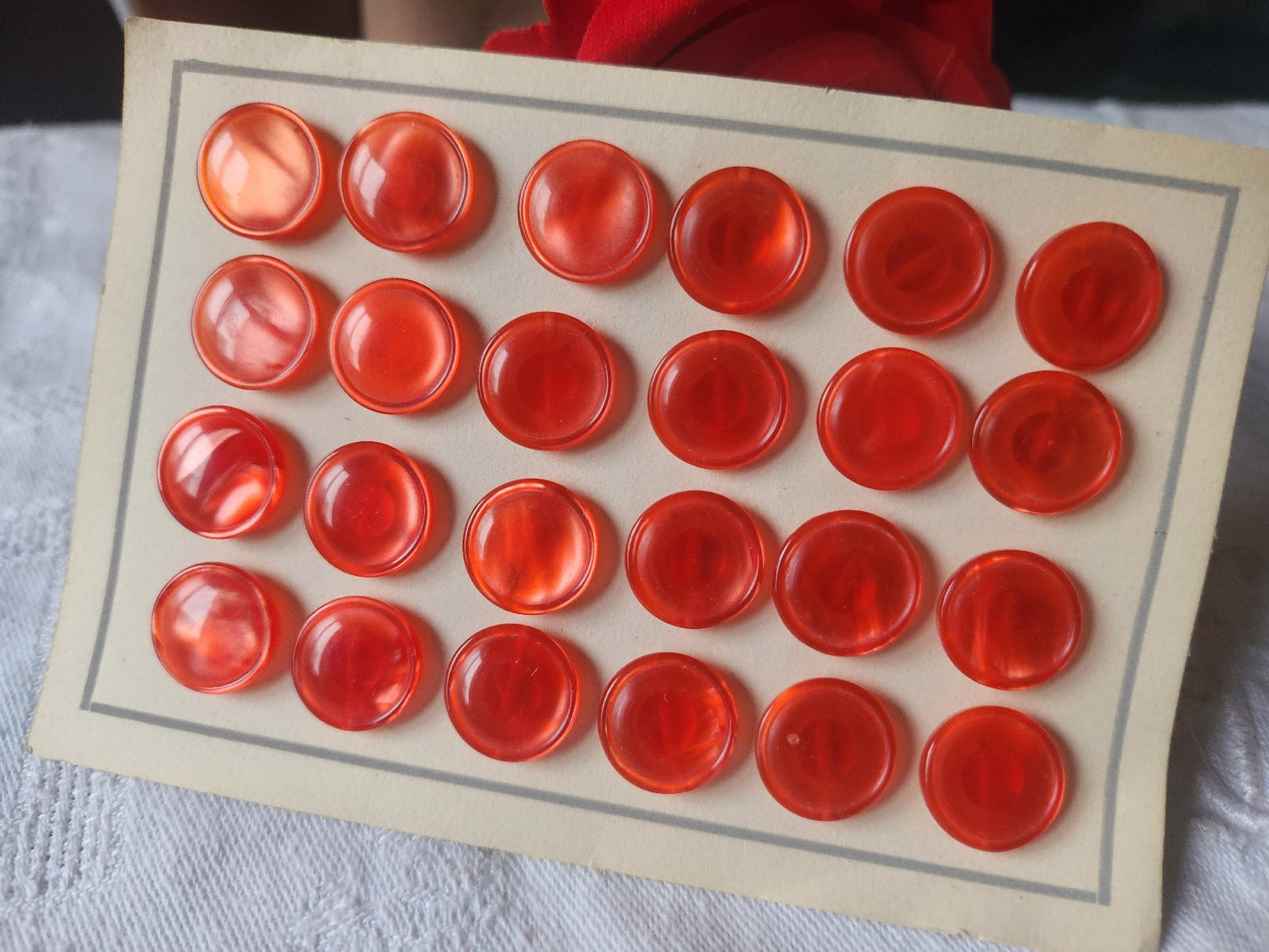 petite plaque de 24 boutons vintage rouge  pied  1,4 cm
