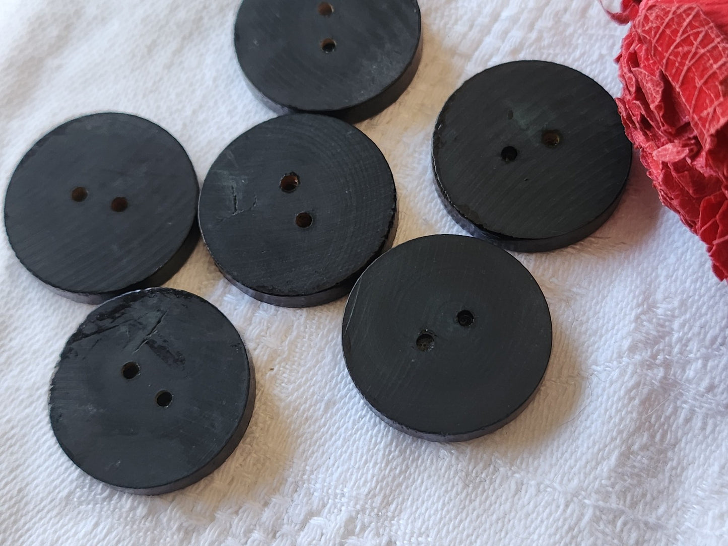 Lot 6 boutons anciens en bois  noir à trous 2,1 cm ref 4950