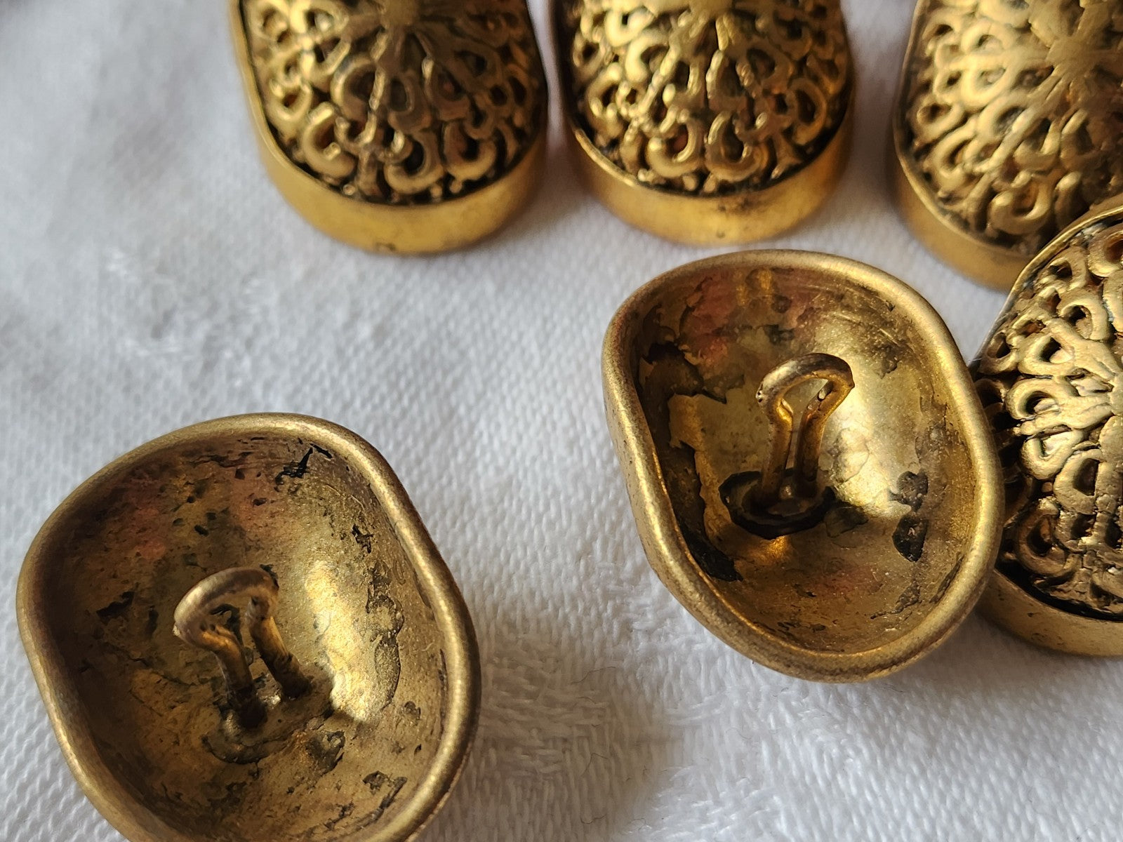 Lot 6  boutons vintage en métal effet compressé lourd 2,7 sur 1,9 cm ref 3789