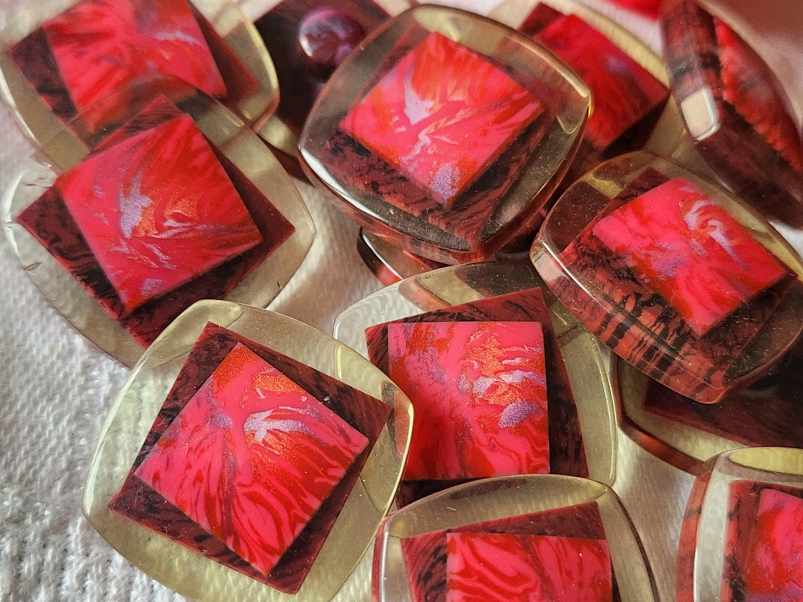 Lot 9 jolis boutons vintage rouge lie de vin pied 2,2 cm ref 2958