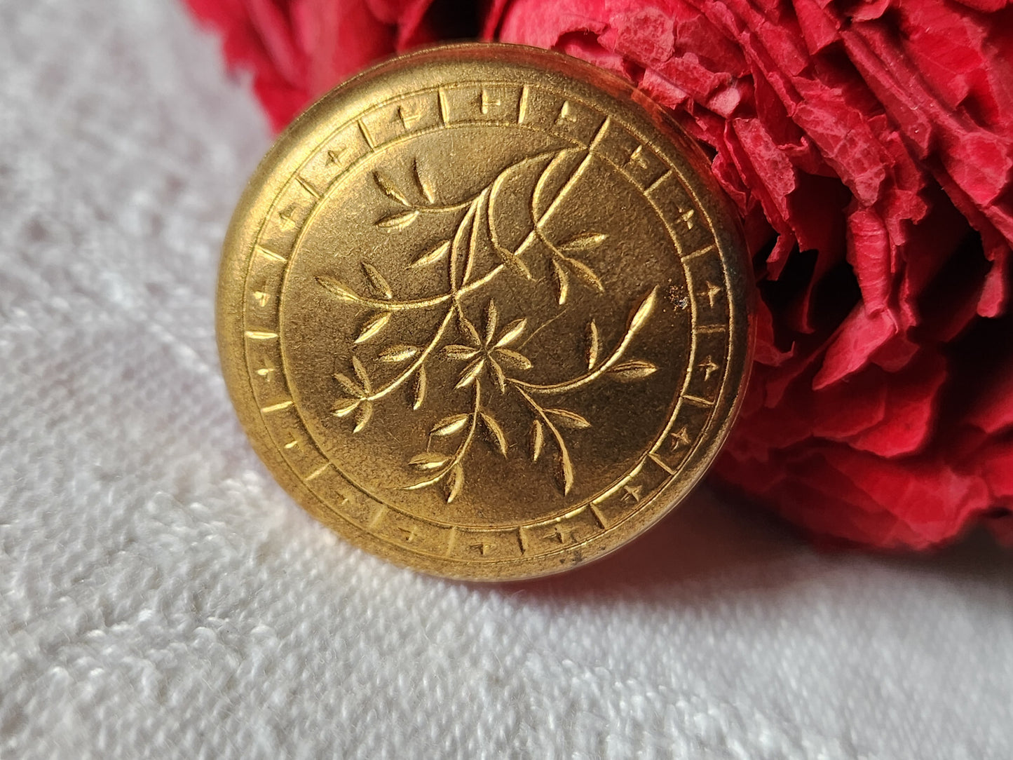 Gros bouton ancien en métal doré motif fleur collection 2,4 cm ref 4848