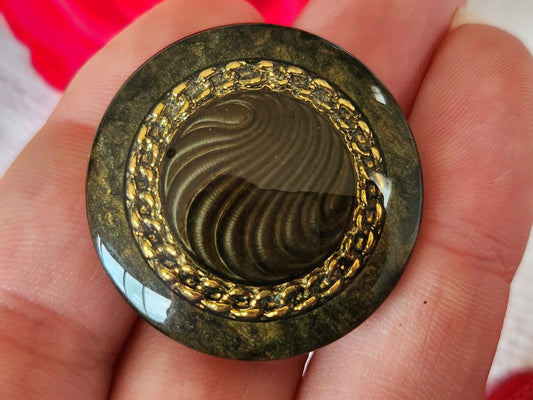 Gros bouton vintage inclusion doré pied vert superbe 3,3 cm 33 mm ref 3999 **